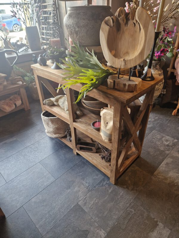brede tafel met kruis