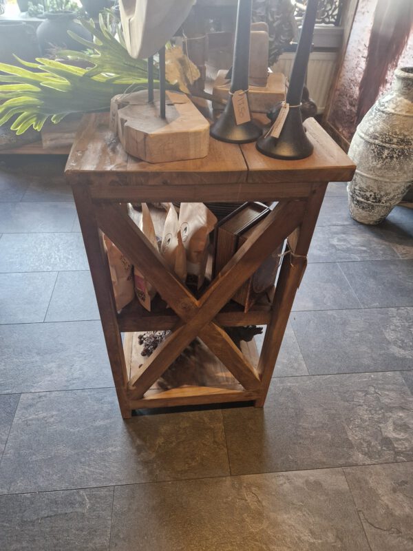 brede tafel met kruis